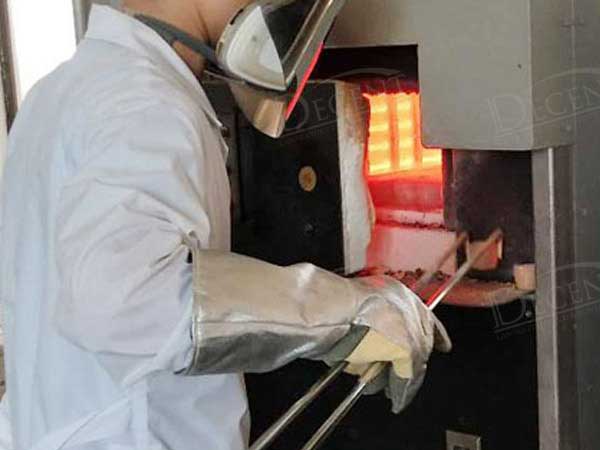 Heat Resistant Aluminized Gloves for Fire Assay