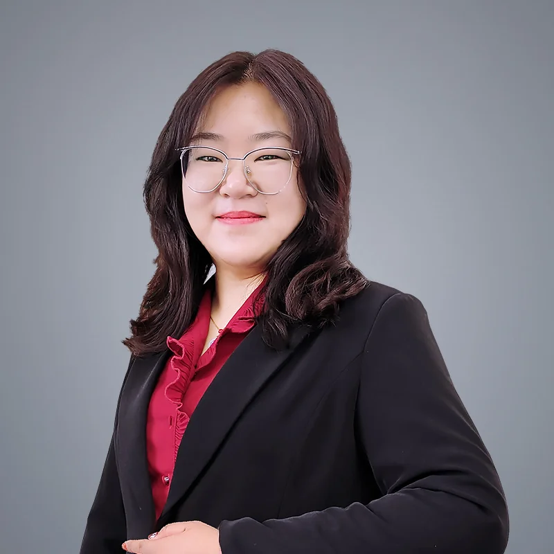 戴眼镜的女性专业人士，穿黑色西装和红色衬衫