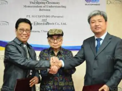 Qingdao Decent Group and SUCOFINDO representatives shaking hands after signing a Memorandum of Understanding