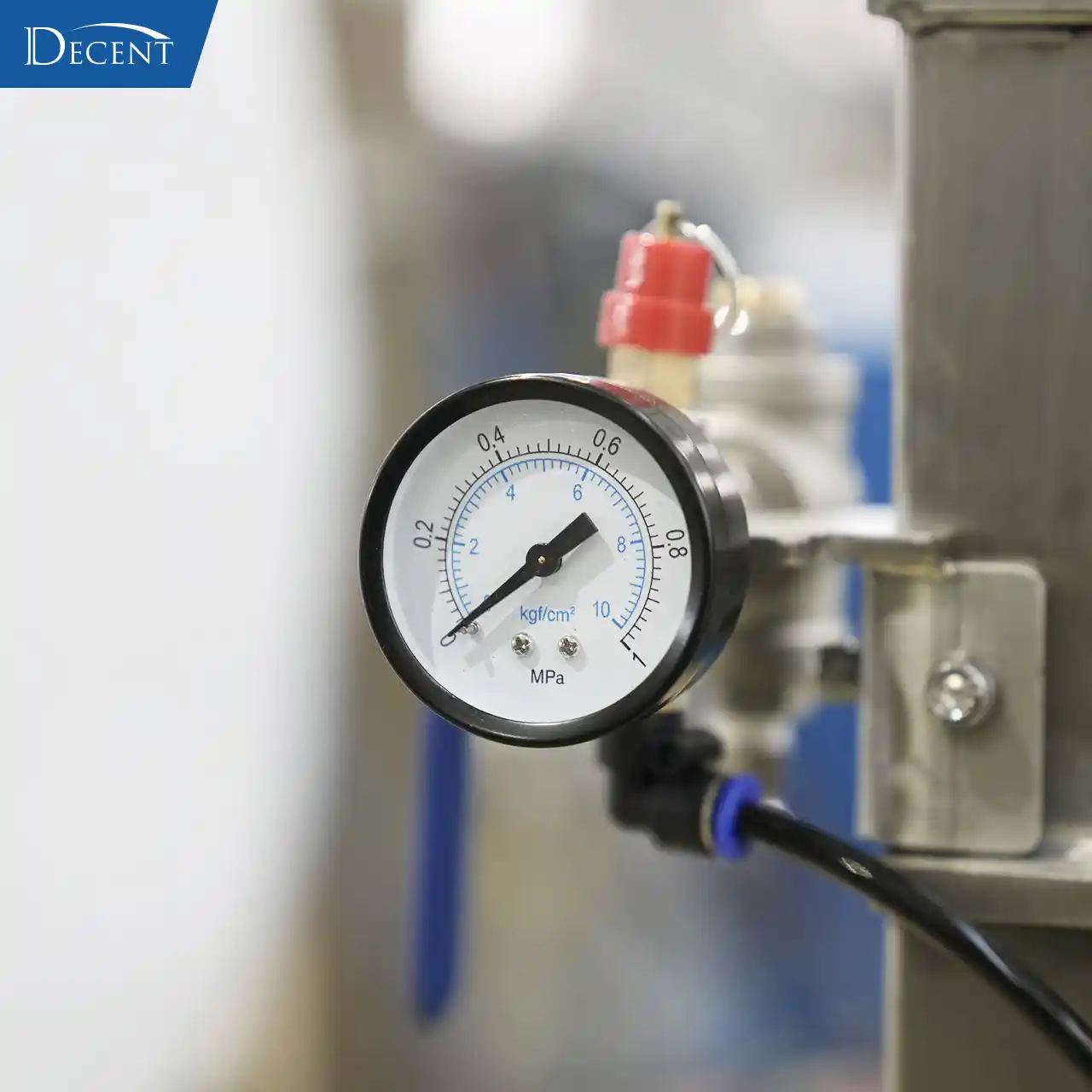 6 Key Tips to Avoid Costly Mistakes When Buying Vertical Cylinder Lab Filter Press for Global Mineral Labs 5 Visual pressure gauge close-up for Qingdao Decent Group vertical cylinder lab filter press